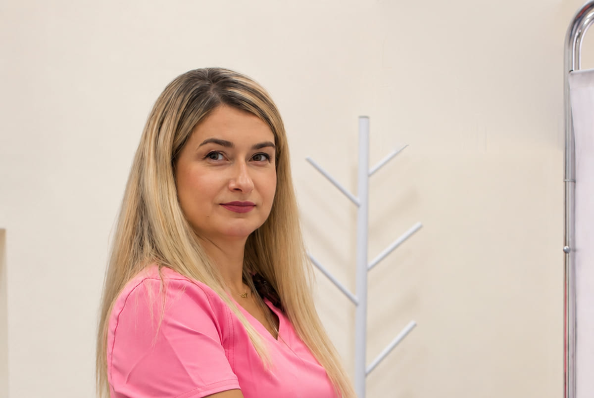 Medic AmelyCare langa masa de consultatie